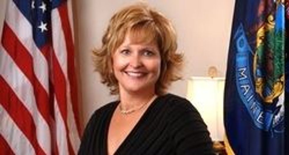 Maine Tea Party governor’s wife takes summertime waitress job to pick up cash