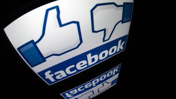 Facebook angers users by requiring separate app for sending messages