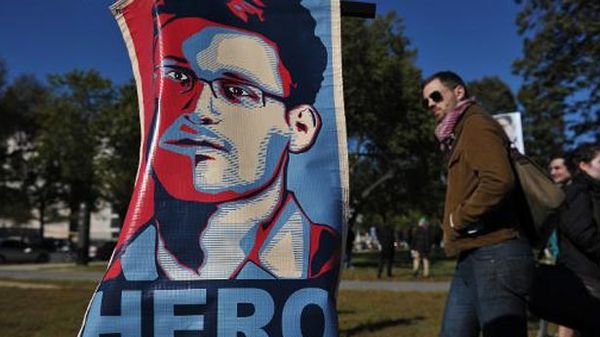 Four-star general screams at reporter working on Snowden documents