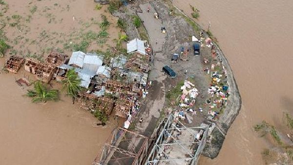 Typhoon Haiyan: at least 10,000 reported dead in Philippine province