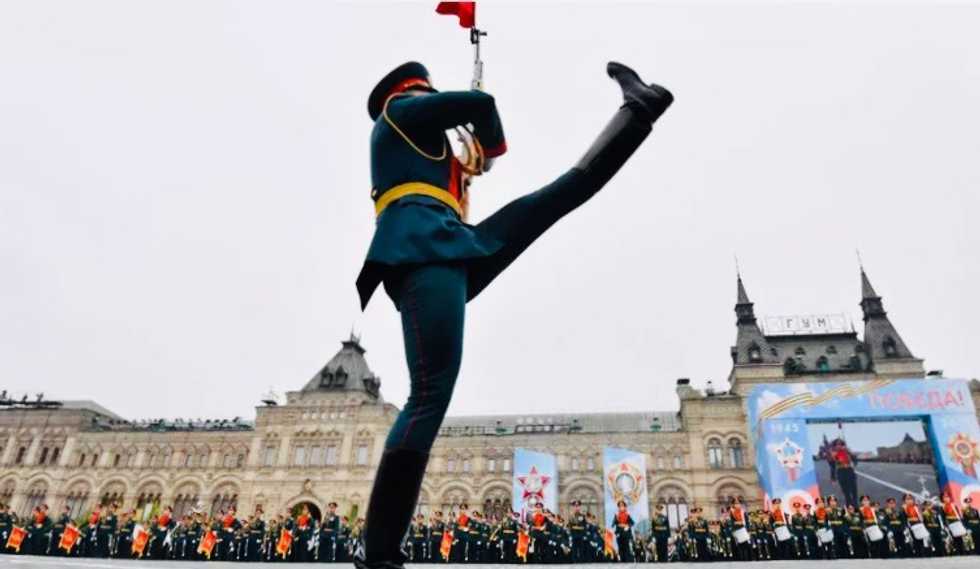 Russia virus peak 'passed', Putin orders WWII parade in June