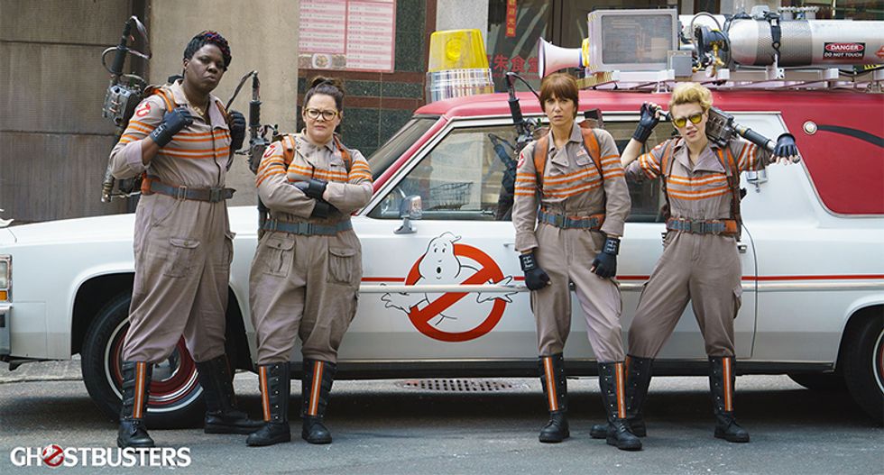 'Ghostbusters' star Leslie Jones flees social media after racist trolls repeatedly call her an 'ape'