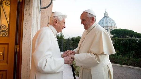 Francis meets Benedict XVI on first Christmas as pope