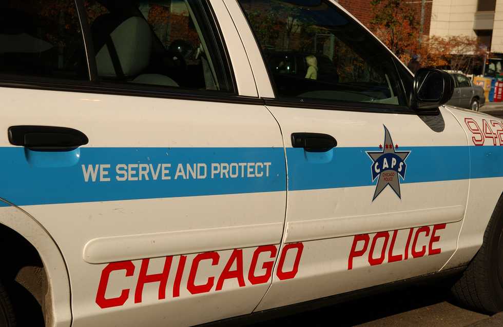 Chicago police officer shot and suspect killed in exchange of gunfire