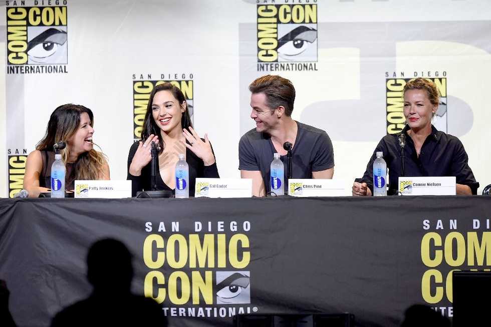 Warner wows Comic-Con with blockbuster previews