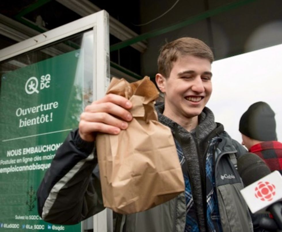 Canada pot stores run out of supplies, more lineups