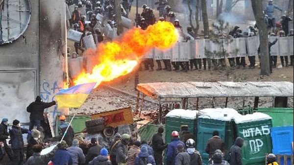 Pitched battle turns Kiev street into virtual warzone