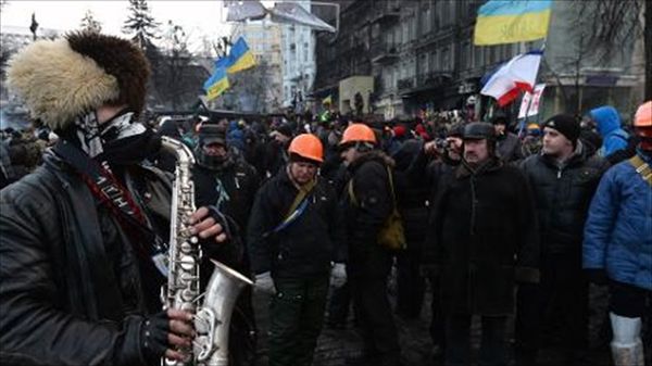 Uneasy truce holds in Ukraine as peace negotiations stall