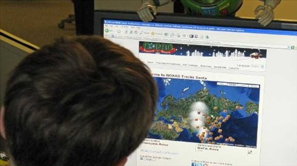 Microsoft and Google vie to keep closest tabs on Santa Claus' journey