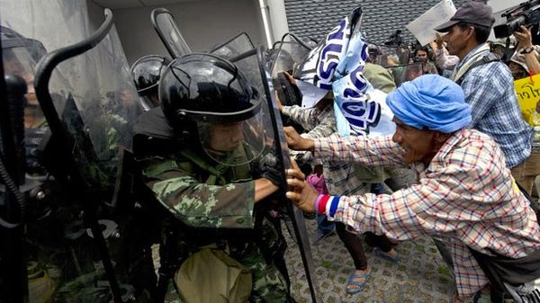 Thai farmers surround, attack government buildings over non-payment of subsidies