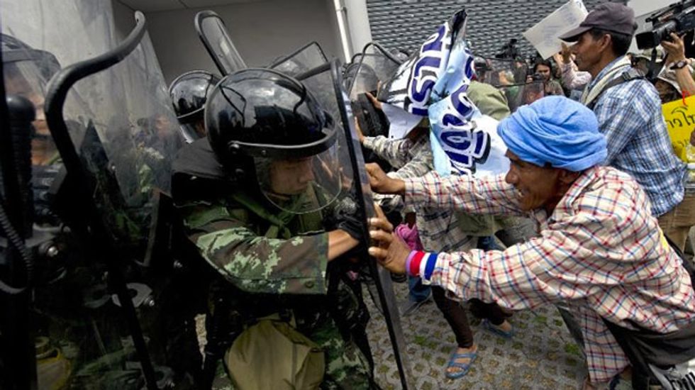 Thai farmers surround, attack government buildings over non-payment of subsidies