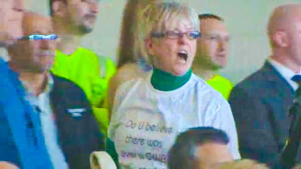 Chris Christie mocks 'public sector unions' as police remove hecklers from town hall