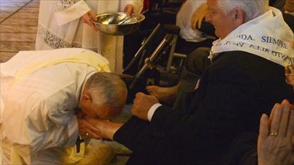 Pope Francis includes elderly Muslim in Easter foot-washing ritual