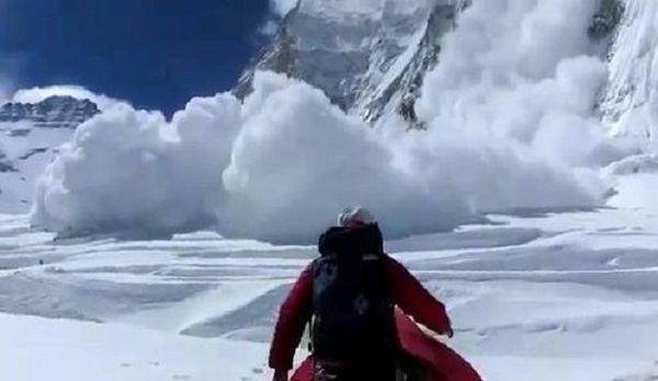 Everest avalanche death toll reaches 13
