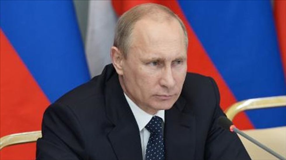 Vladimir Putin's adviser calls Ukrainian president a 'Nazi' as EU deal signed