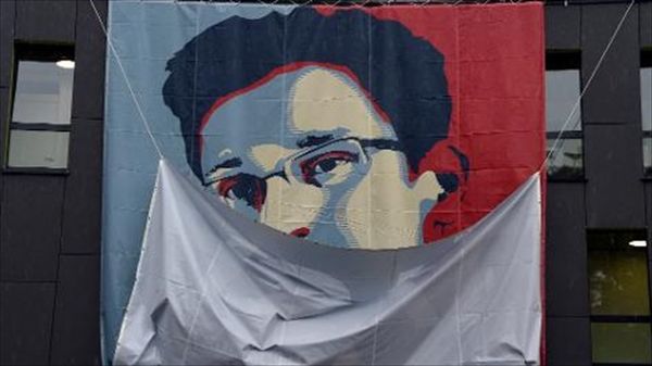 German lawmakers vote to attempt to question Edward Snowden