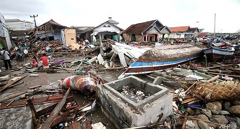 Death toll tops 400 in tsunami-struck Indonesian towns