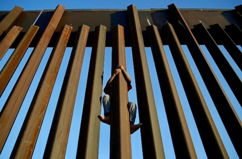 Explainer: Trump's emergency threat on wall risks dual legal challenge