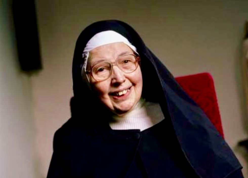 Sister Wendy Beckett, a Roman Catholic nun who became TV star, dies at 88