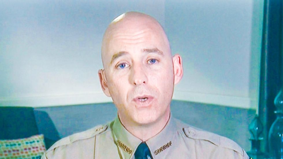 CNN anchor grills 'reckless' AZ sheriff for publishing bus route of refugee children
