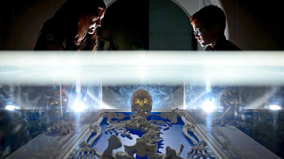 King Richard III's makeshift grave opens to public in central England