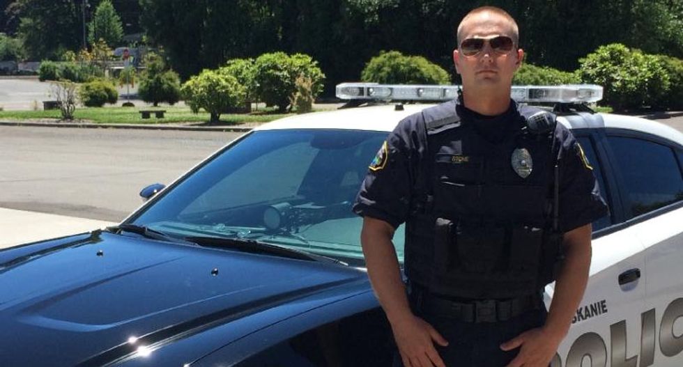 Oregon cop and his family face death threats for denouncing racist police chief