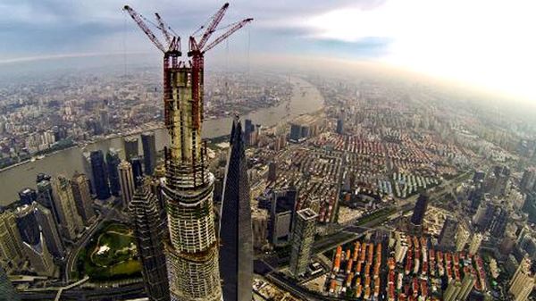 Daredevils scale world's second tallest building in China