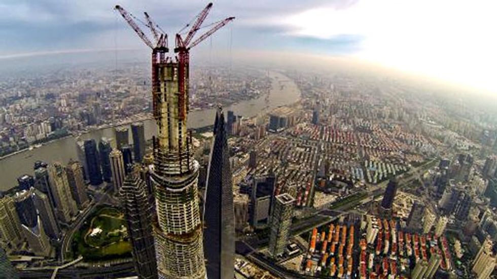 Daredevils scale world's second tallest building in China