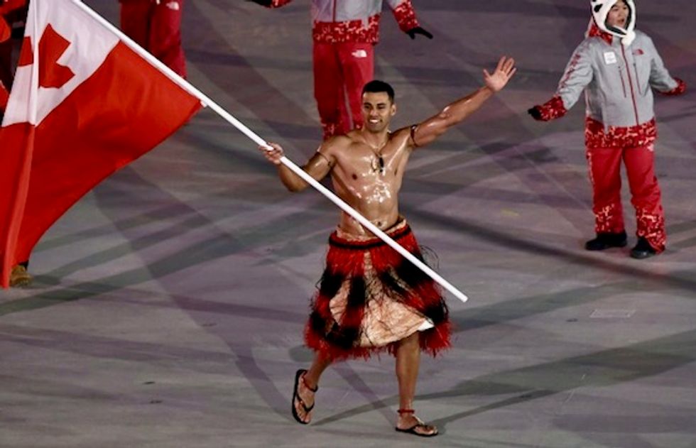 Tongan goes topless again at Olympics -- in icy cold