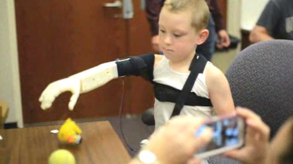 FL college students use 3-D printer and $350 in parts to create 'bionic' arm for 6-year-old boy