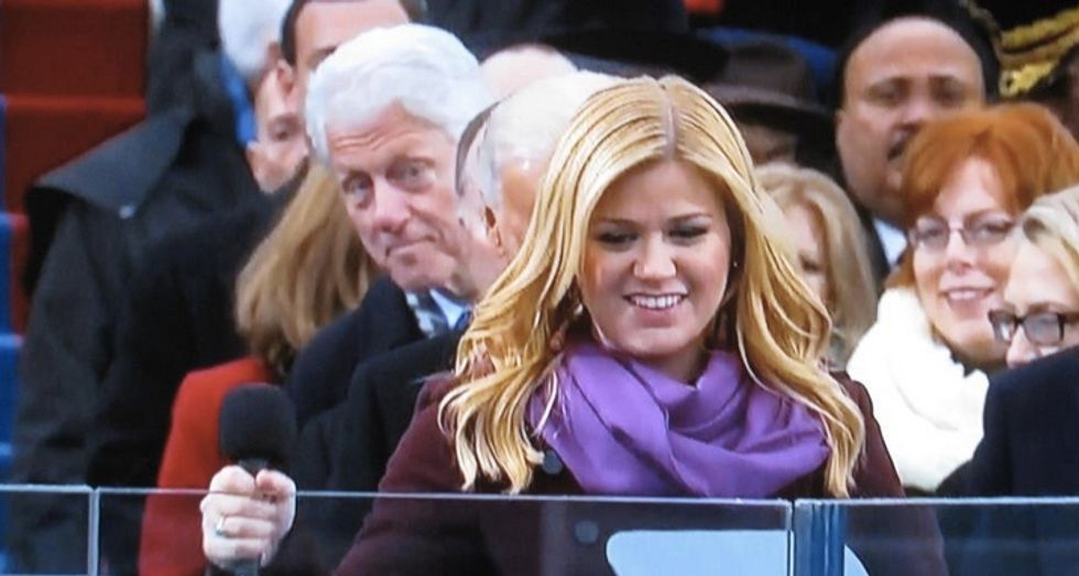 'CELEBRITY IDIOT:' Twitter conservatives rage after Kelly Clarkson calls Hillary Clinton a 'badass'