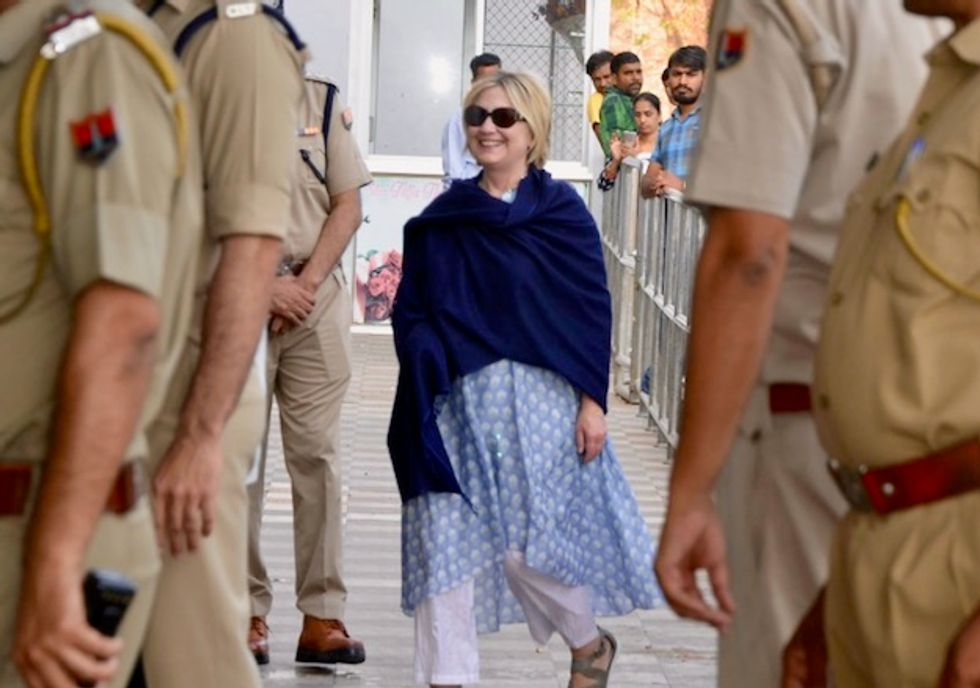 Hillary Clinton fractures hand on India trip