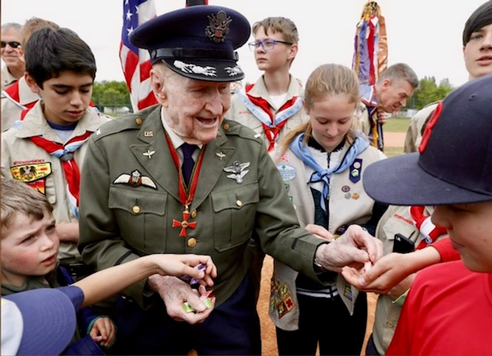 US 'candy bomber' back in Berlin after 70 years