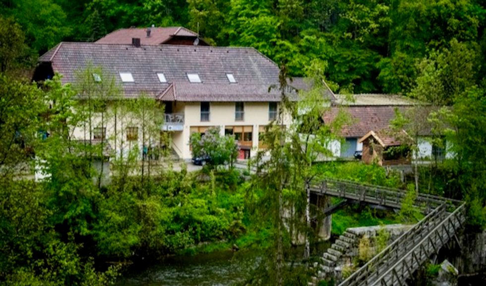 Germans in crossbow deaths shared passion for Middle Ages