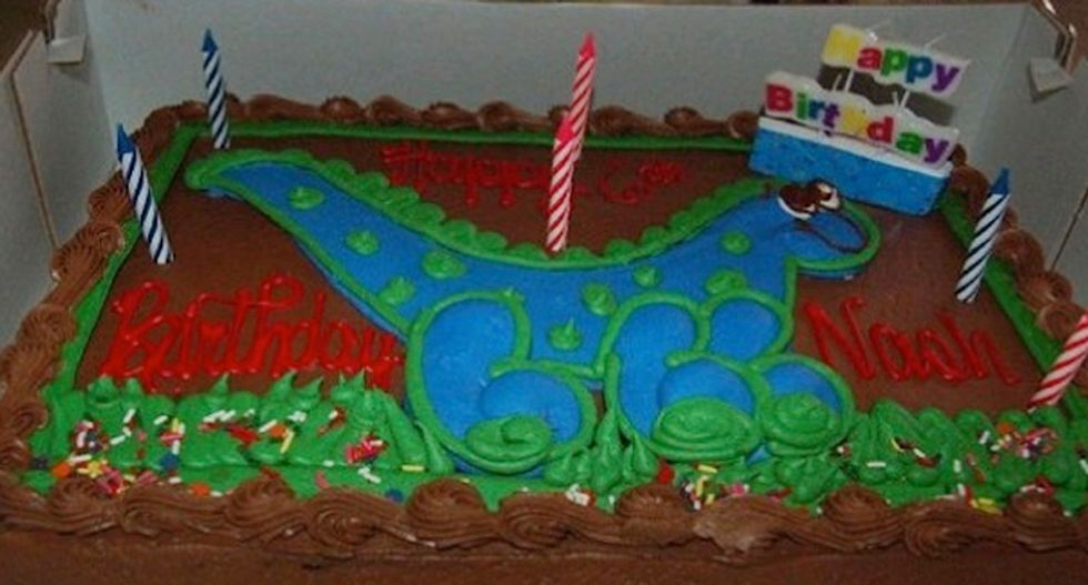 Inquisitr.com duped by claim Costco dropped dinosaur cake because AZ Christian mom complained