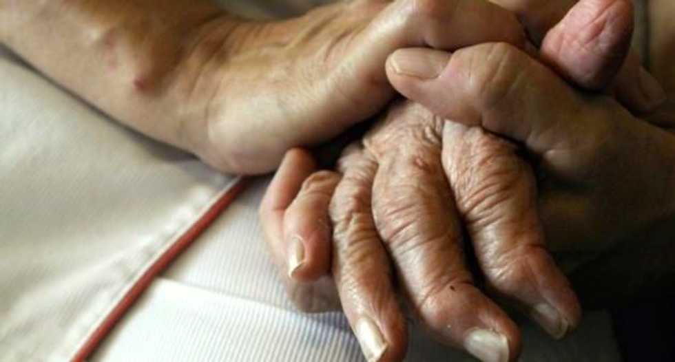 Women with Alzheimer's may face faster decline than men