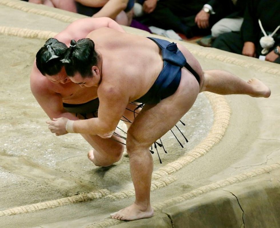 Sumo chief apologizes after women attempting CPR ordered out of ring