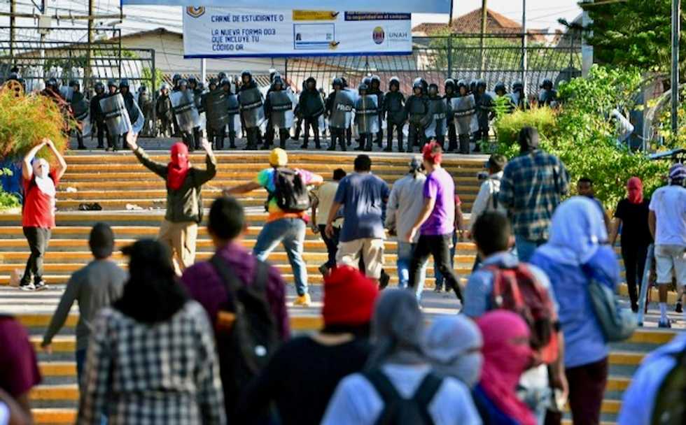 Honduran forces fire on students, 5 hurt: officials