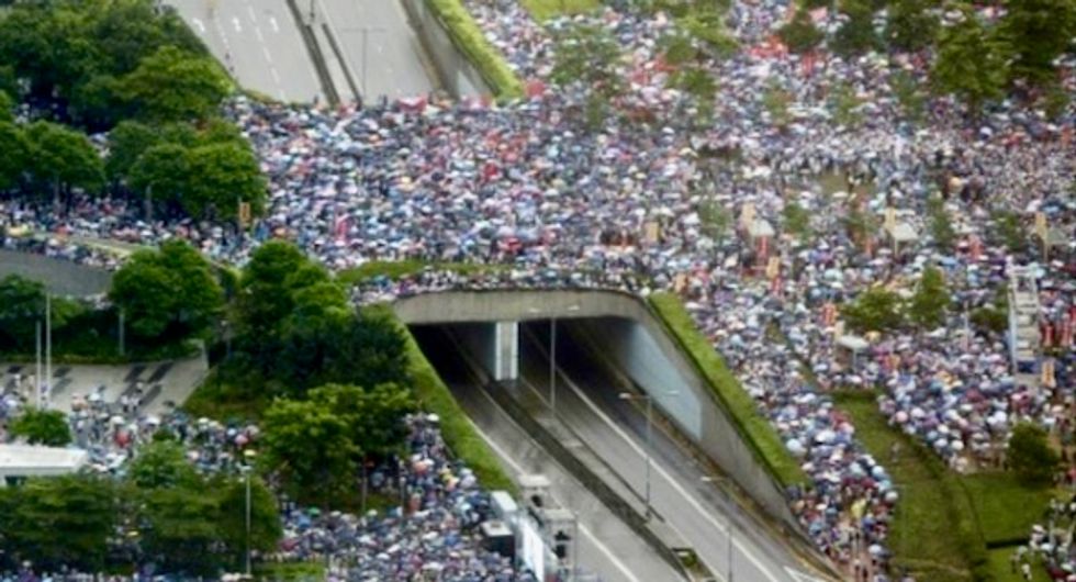 Thousands rally in support of Hong Kong police