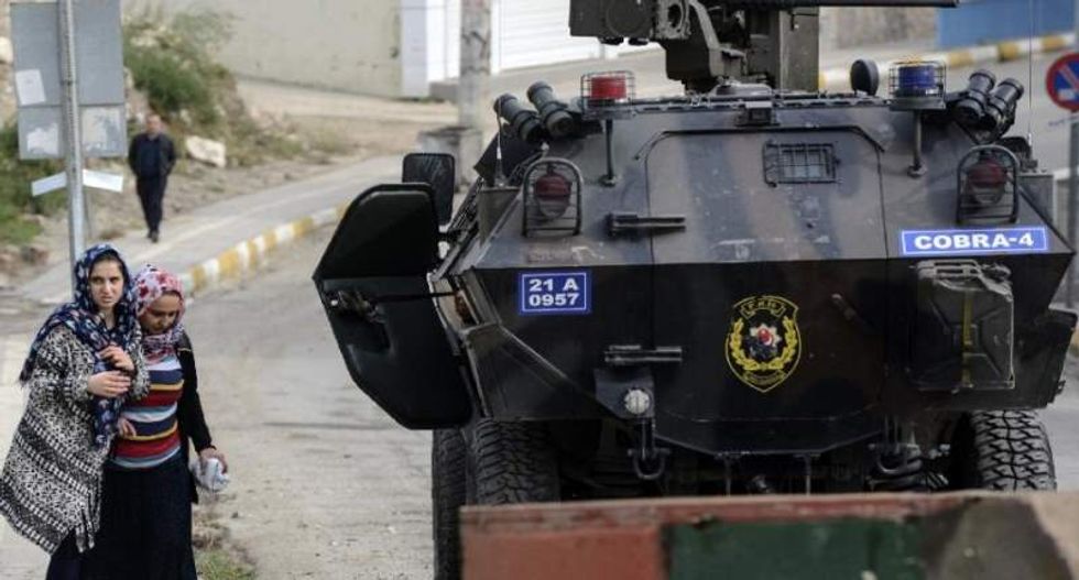 Six people killed as Turkish military launches attack on rebels in mostly-Kurdish town