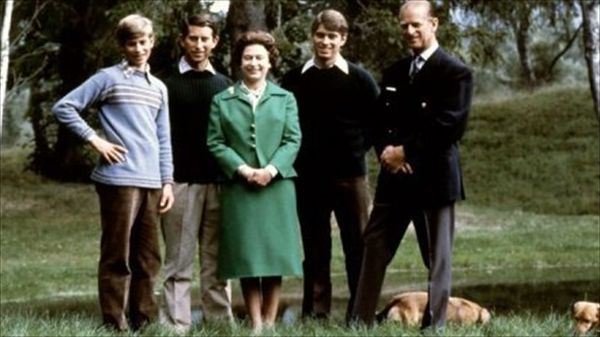 New book reveals: Queen Elizabeth's a major dog person