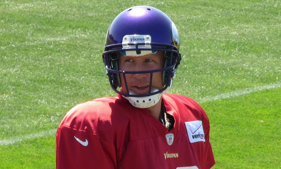 Former NFL player lays waste to the league's hypocrisy on the American flag with one perfect photo