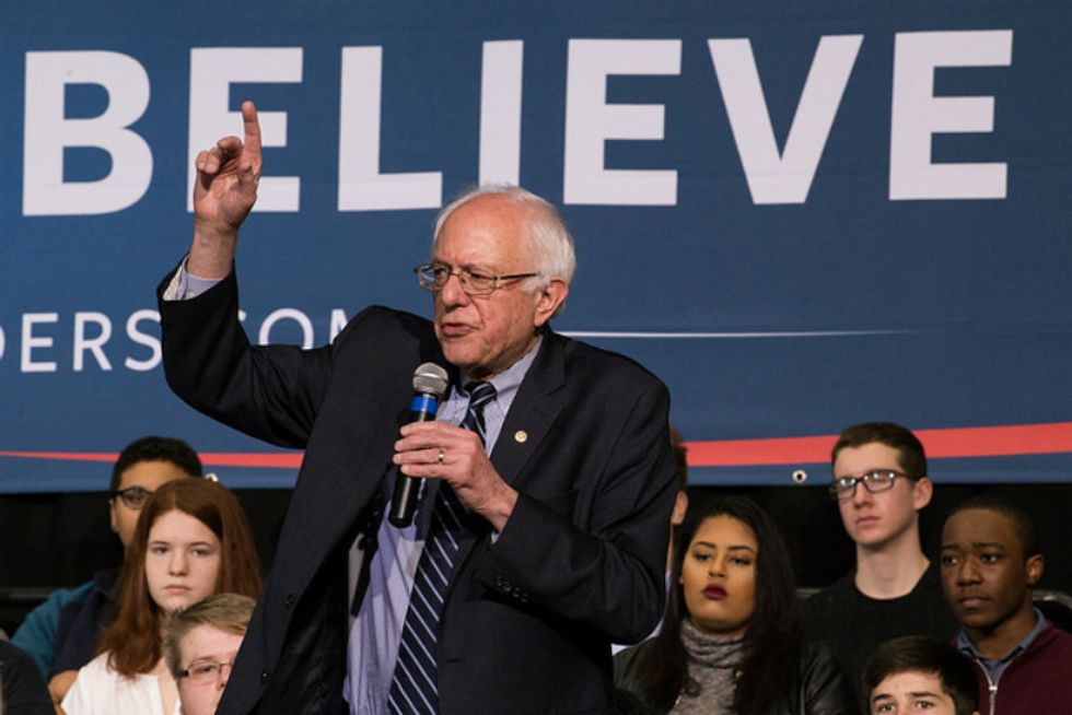 On eve of Iowa caucus, Bernie Sanders under fire for anti-Obama book blurb