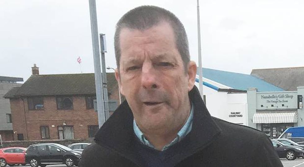 Drunk and high airline passenger gives Nazi salute and tries to strangle the pilot