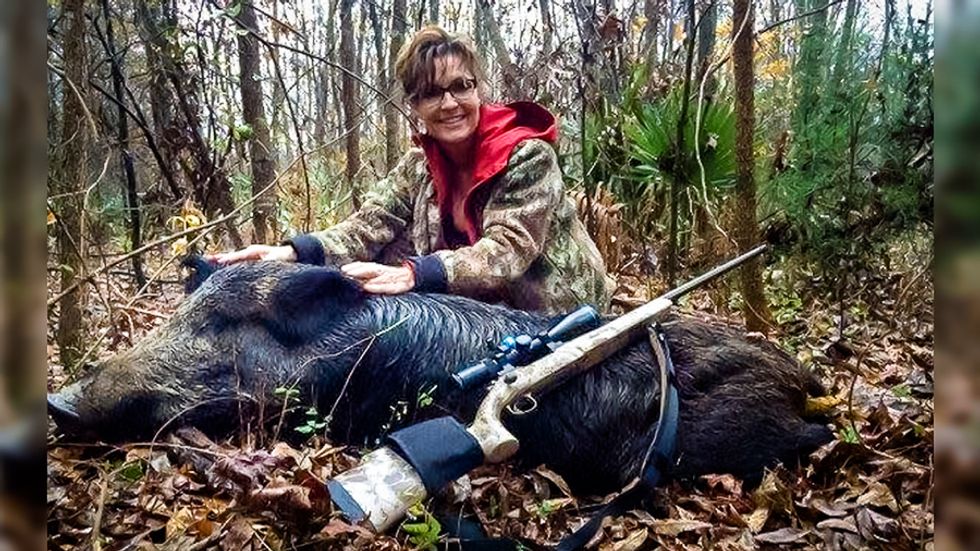 Sarah Palin bizarrely poses with dead hog in plea for Wisconsin voters to back Trump