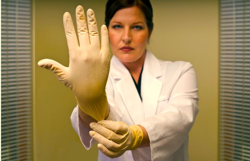 Пациент на кушетке. Медсестра массажистка. Девушка в медицинских перчатках. Массаж частные. Медсестра частное.