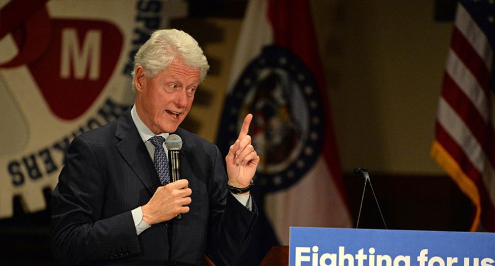 Trump raises questions about Bill Clinton’s meeting with Loretta Lynch