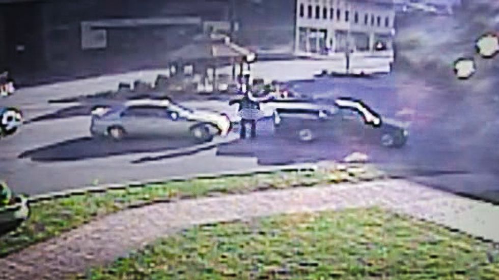 WATCH: Butt-slapping Kentucky man stops traffic to moon police -- then flips the bird and drives away