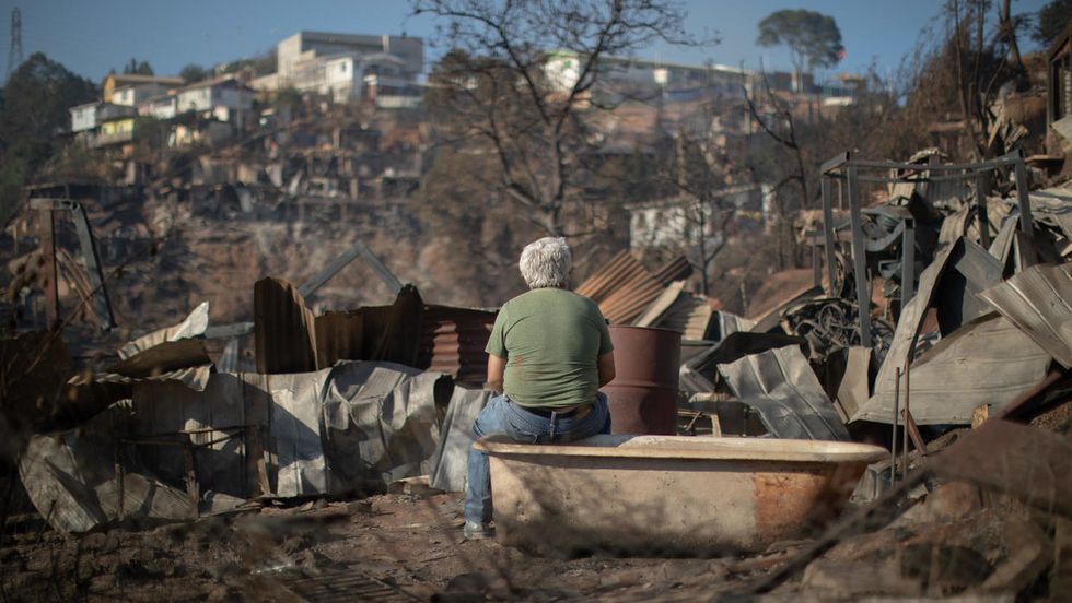 Families homeless at Christmas after forest fire in Chilean port