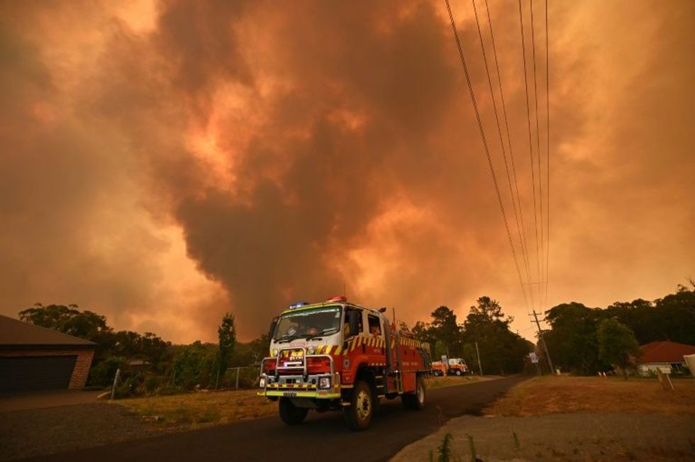 Tourists at risk as heatwave fuels Australia's immense bushfires